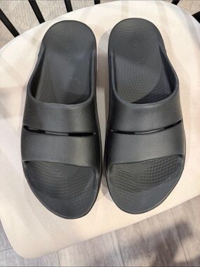 OOFOS Black Recovery Slide Sandals